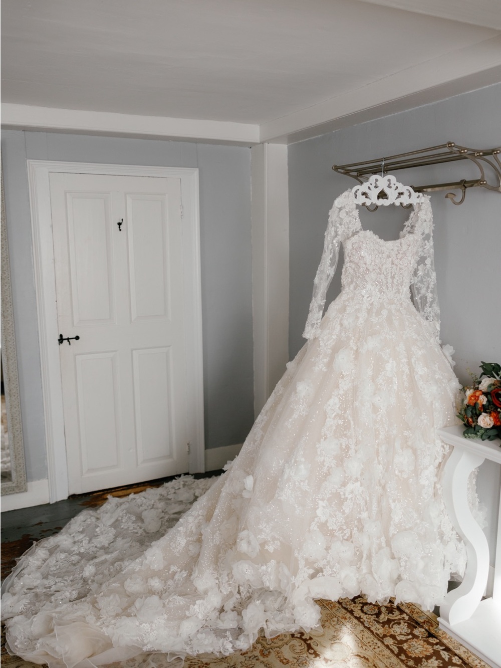 Elegant Long-Sleeve Lace Bridal Ball Gown Wedding Dress in Ivory